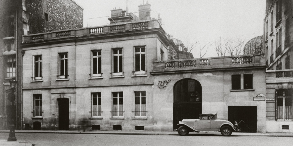 Le siège des Éditions de la NRF, rue Sébastien-Bottin (anciennement rue de Beaune) dans le 7e arrondissement à Paris