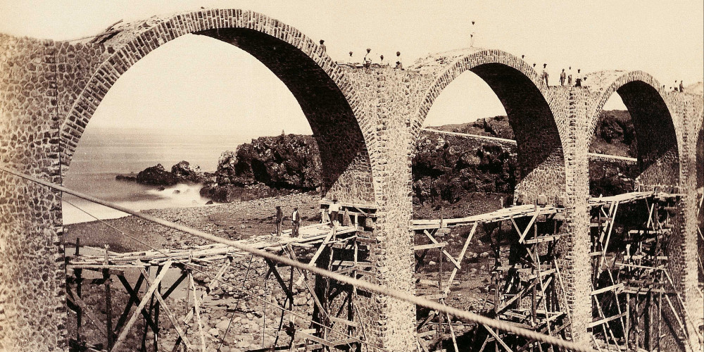 « Construction du viaduc de la Petite Ravine »