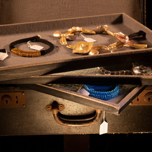 Valise à tiroir de représentant de commerce de Louis Aragon pour les colliers d'Elsa Triolet