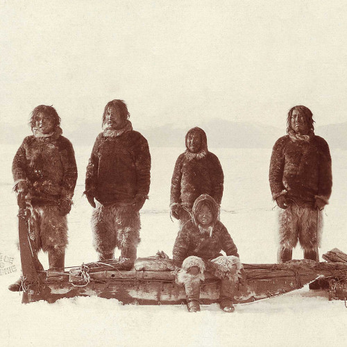 Inuits et leurs traîneaux