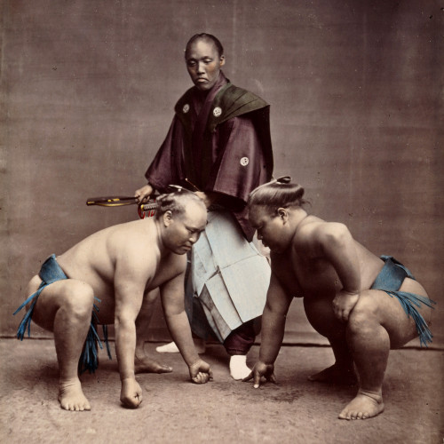 Deux lutteurs de sumô et un arbitre