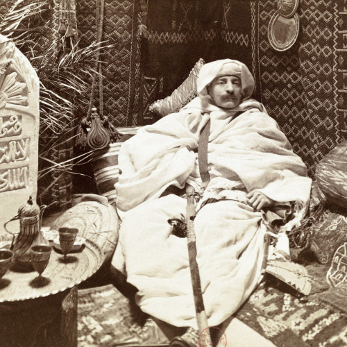 Pierre Loti en costume arabe dans le salon turc de sa maison à Rochefort-sur-Mer