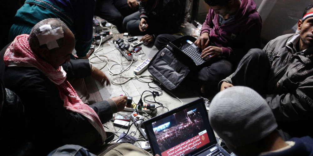 Le Caire - Des bloggeurs opposés au régime travaillent sur leur ordinateur portable