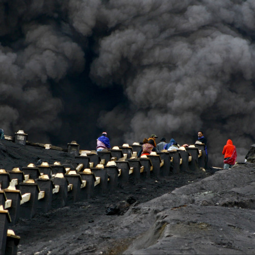 Offrandes et prières faites au volcan Mont Bromo en Indonésie