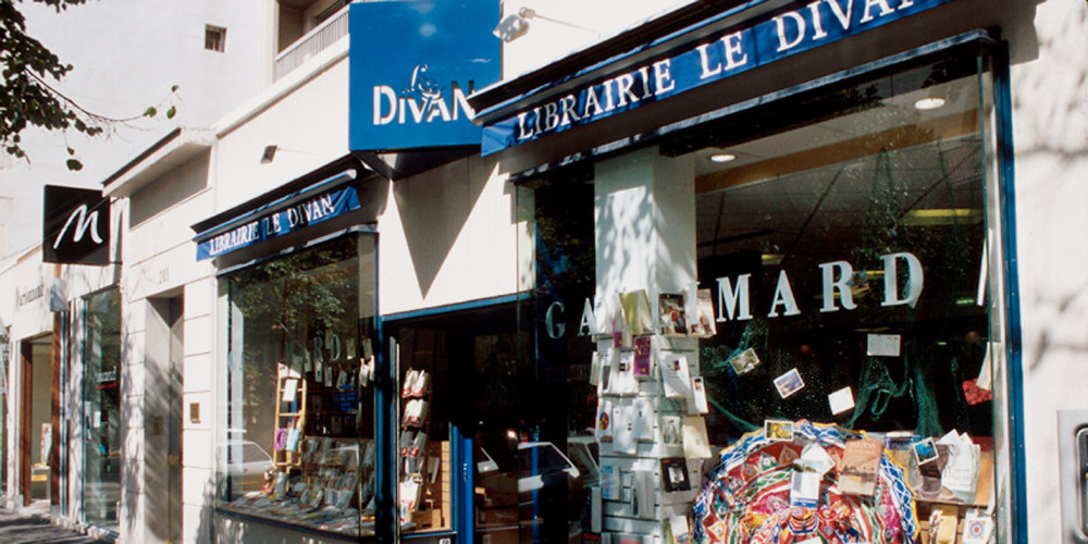 Vitrines de la librairie Le Divan, à Paris, dans le 15e arrondissement