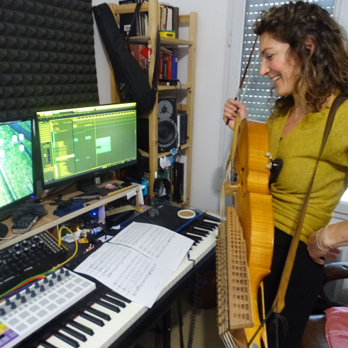 Eléonore Billy, joueuse de nyckelharpa.