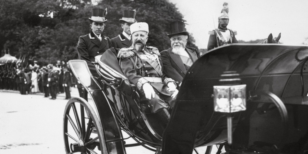 Le tsar Ferdinand Ier de Bulgarie et le président Armand Fallières, en carrosse, escortés par la garde républicaine à cheval