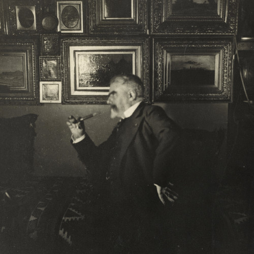 Henri Rouart (1833-1912), industriel et collectionneur, chez lui, devant ses tableaux