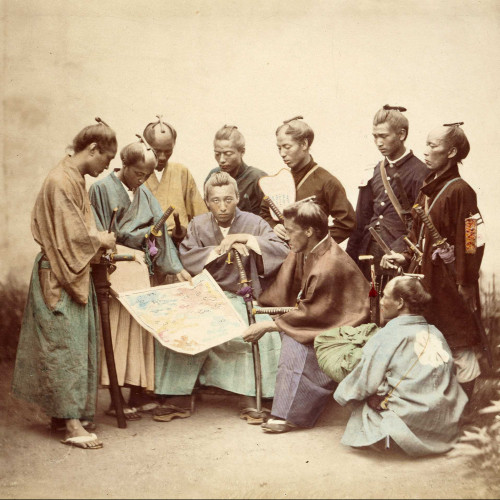 Groupe de samouraïs regardant une carte