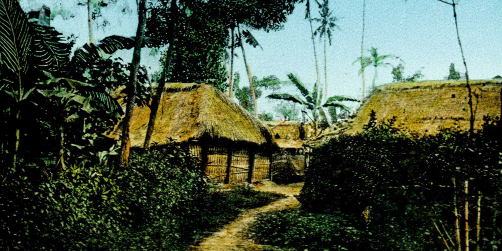 Une case en roseau (campong) dans un village javanais