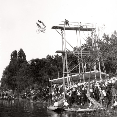 Mme Garnier et M. Peyrusson effectuent un saut de la mort sur tandem dans la Seine