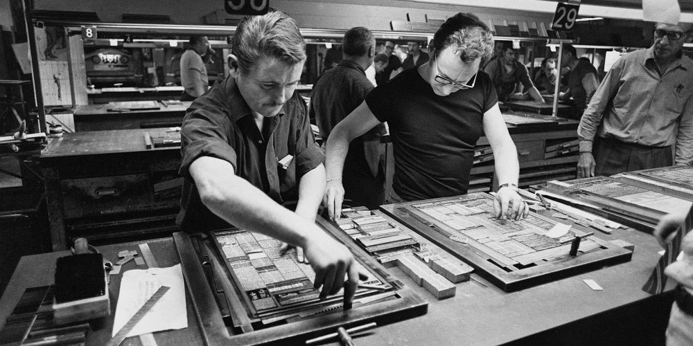 Ouvriers typographes travaillant à la composition d’un numéro du Monde