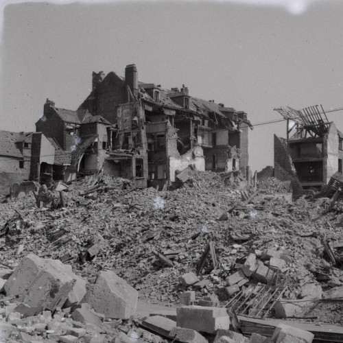 Rue des Viviers et rue Émile Renouf, au Havre, après les bombardements de la Seconde Guerre mondiale