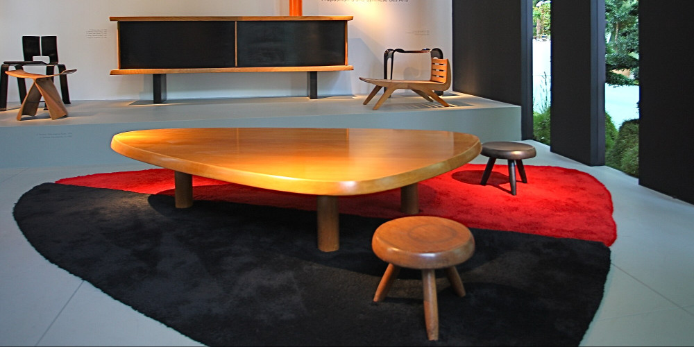 Table et chaises conçues par Charlotte Perriand
