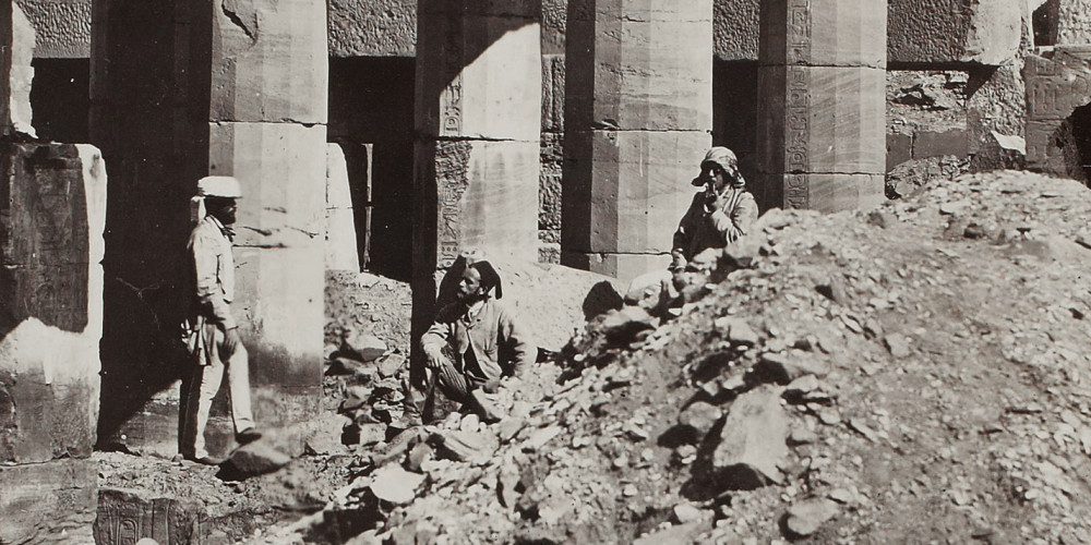 Karnak - Piliers de Syénite érigés devant le sanctuaire