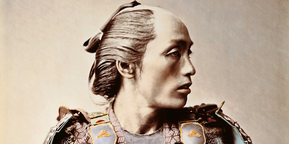 Modèle posant en samouraï