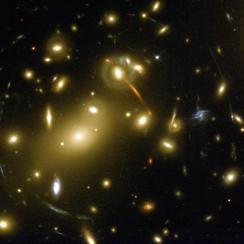 Mirage gravitationnel dans l’amas de galaxie Abell 2218