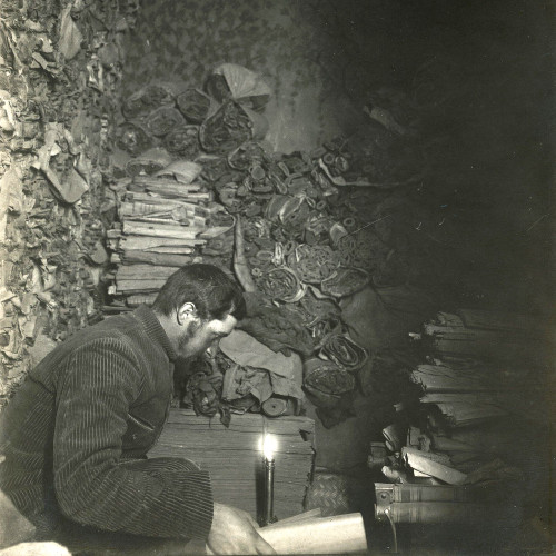 Paul Pelliot dans la niche aux manuscrits 163 (ou grotte 17)