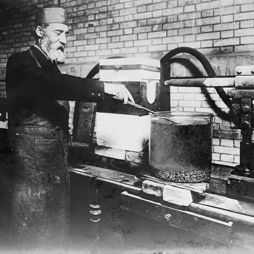 Le chimiste français Henri Moissan dans son laboratoire à Paris utilisant un four à arc électrique pour tenter de créer des diamants synthétiques