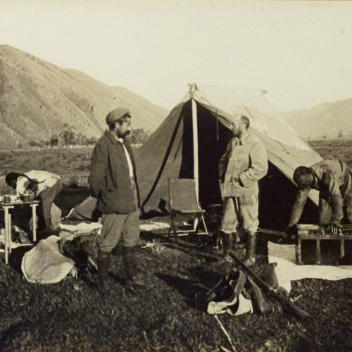 L'interprète Zabieha et le docteur Chazaud devant la tente