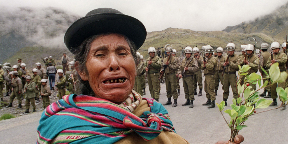 Une manifestante empêchée de poursuivre son chemin jusqu'à La Paz