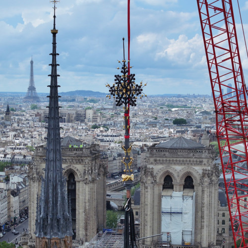 Réinstallation de la croix du chevet