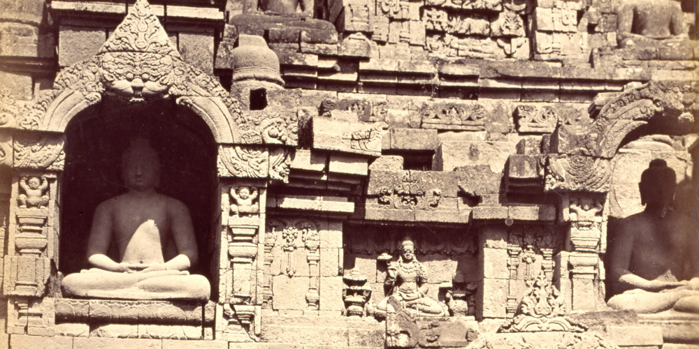 Figures de Bouddha dans les niches de la façade ouest du temple de Borobudur