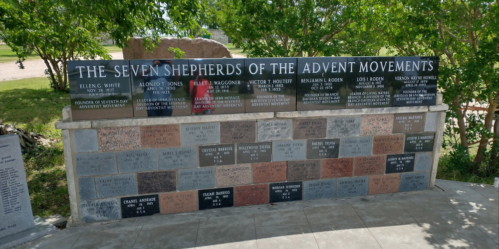 Mémorial aux davidiens morts dans le massacre de Waco