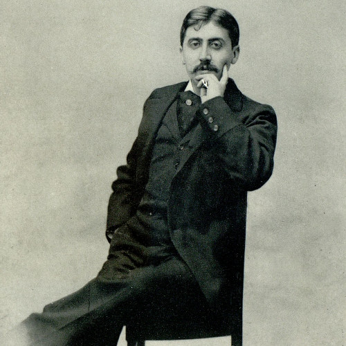 Marcel Proust posant assis