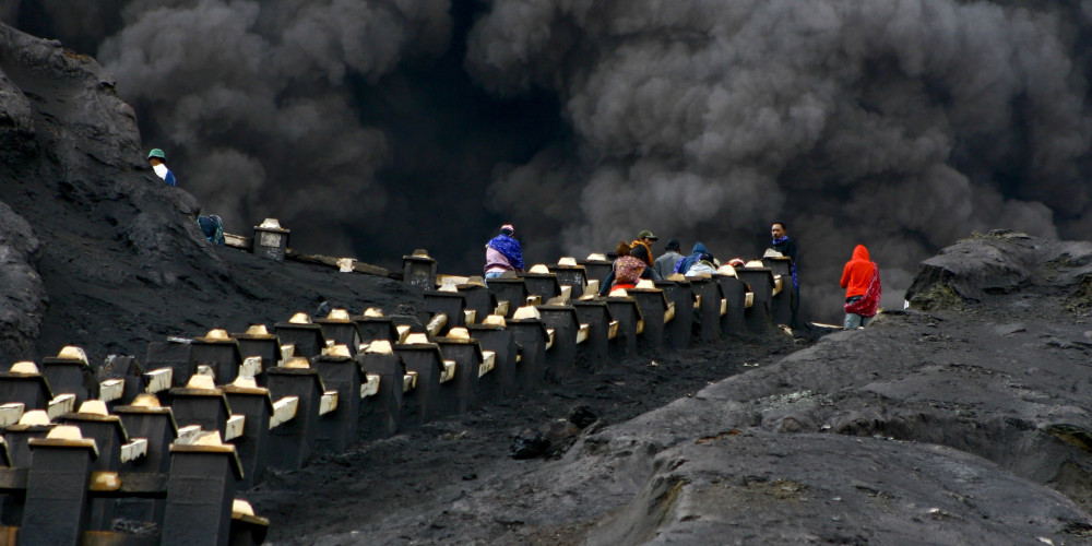 Offrandes et prières faites au volcan Mont Bromo en Indonésie