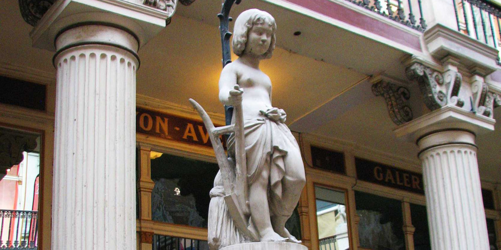Statue et luminaire du passage Pommeraye, Nantes