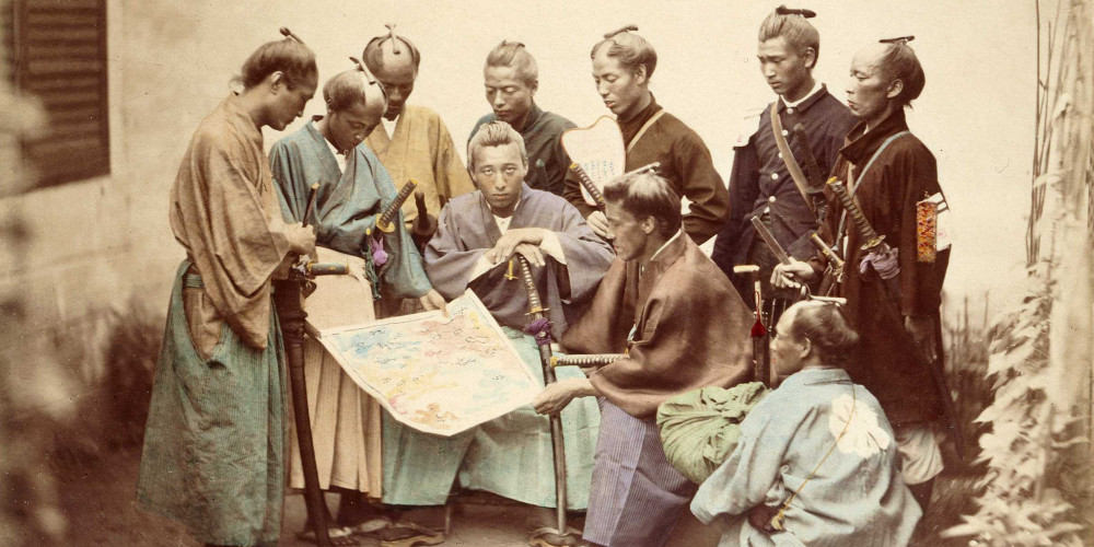 Groupe de samouraïs regardant une carte