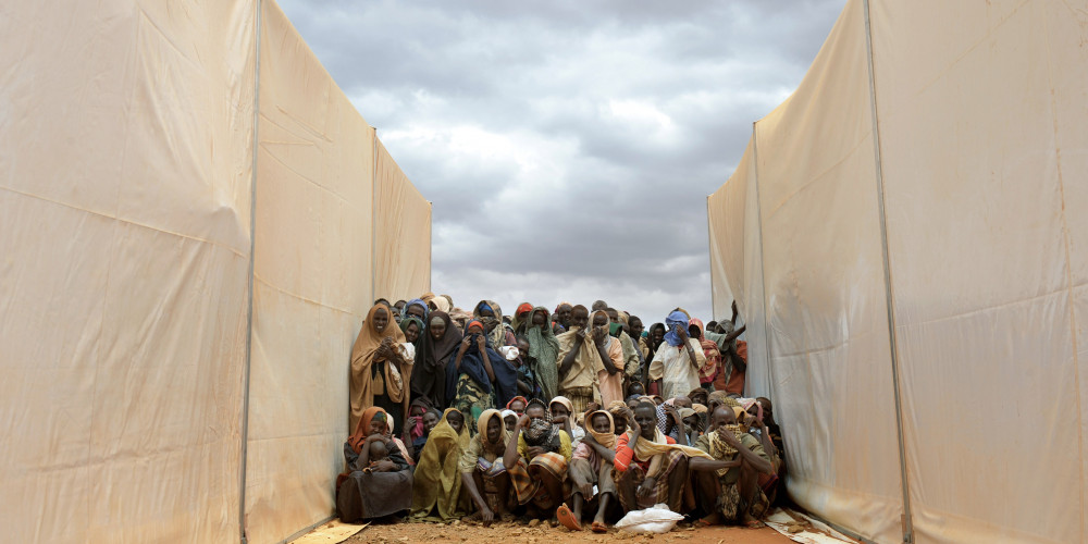 Des réfugiés somaliens attendent une aide alimentaire