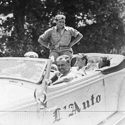 Voiture « L'Auto » sur le Tour de France cycliste de 1937