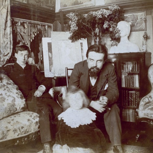 Maurice Denis et Bernadette avec J. Guérandel dans le salon du peintre