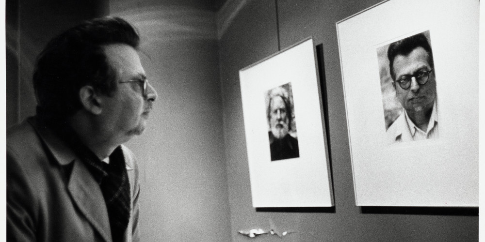 Jean-Claude Lemagny devant son portrait exposé à la galerie Agathe Gaillard à Paris