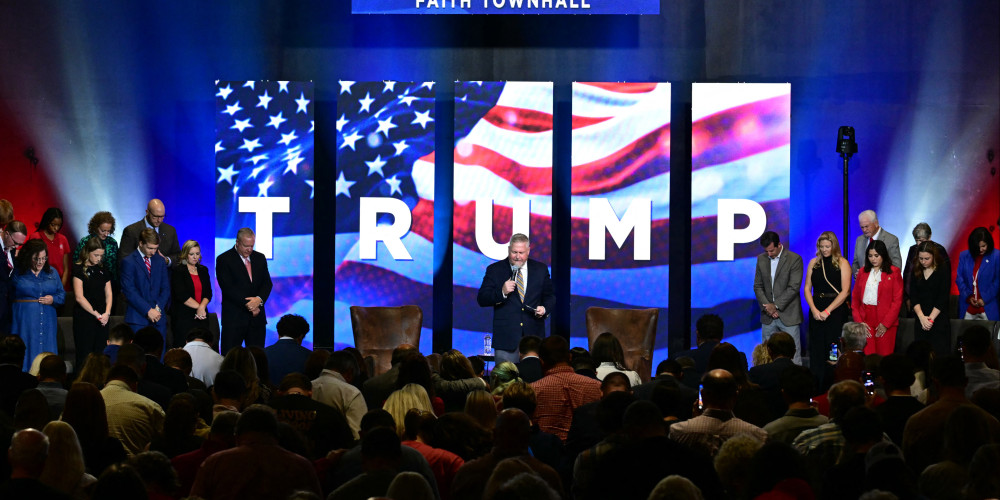 Prière collective lors d'un meeting de Donald Trump