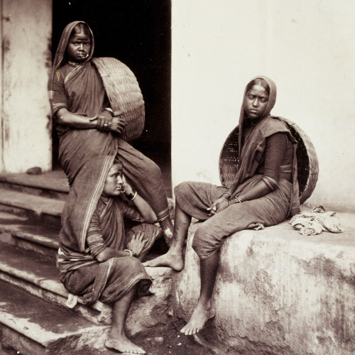 Trois femmes indiennes dans une rue