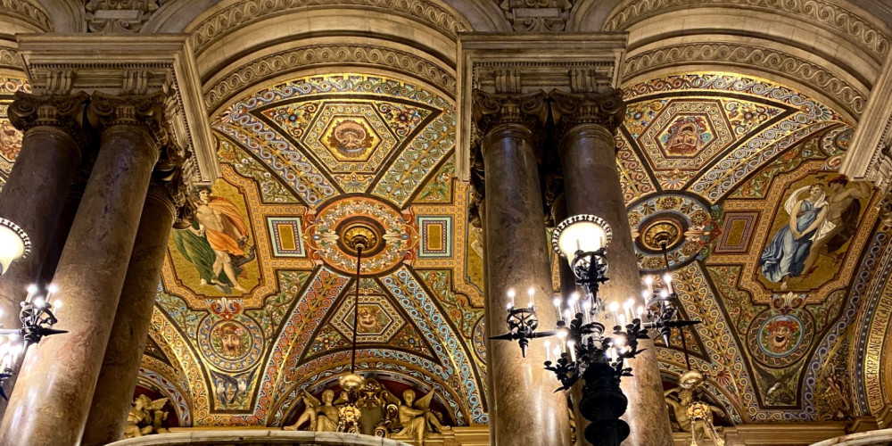 Le plafond de l'avant-foyer vu depuis le grand escalier