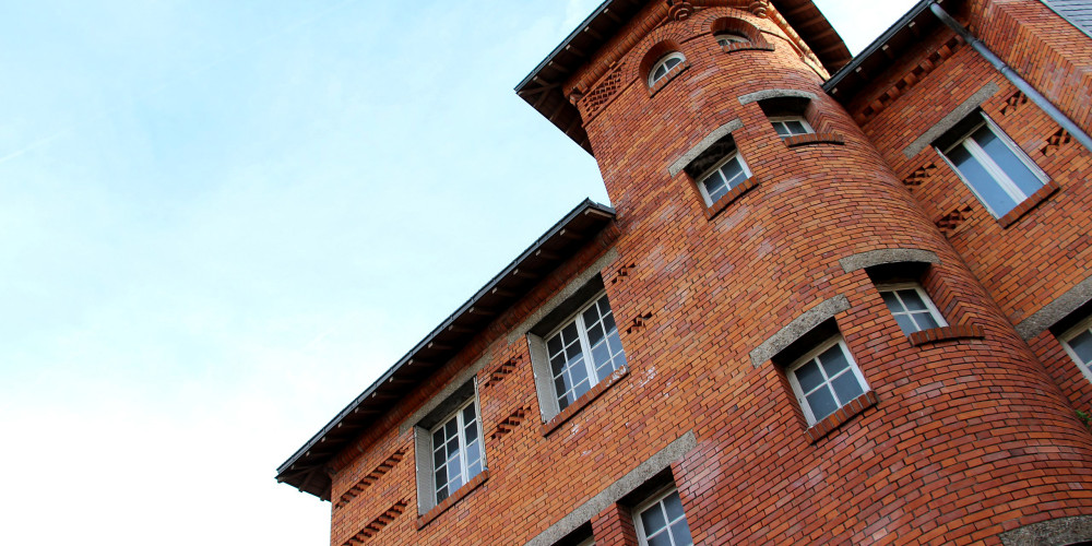 Façade de la piscine de la Butte-aux-Cailles