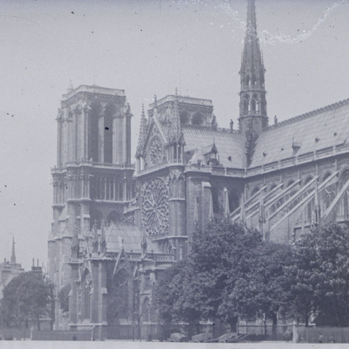 Chevet de la cathédrale Notre-Dame de Paris depuis la Seine