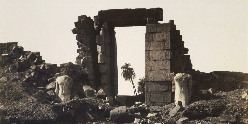 Ruines de la porte et des colosses du premier pylône du temple de Karnak