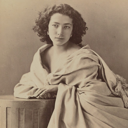 Sarah Bernhardt, drapée de blanc