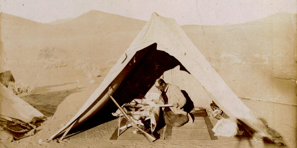 Fernand Foureau sous une tente dans le Sahara algérien