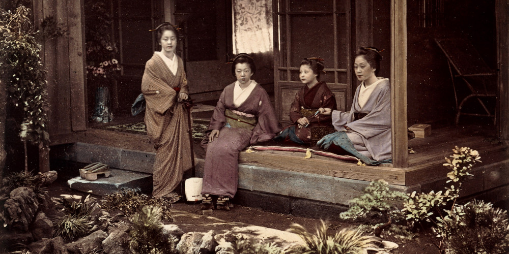 Quatre jeunes femmes dans une véranda