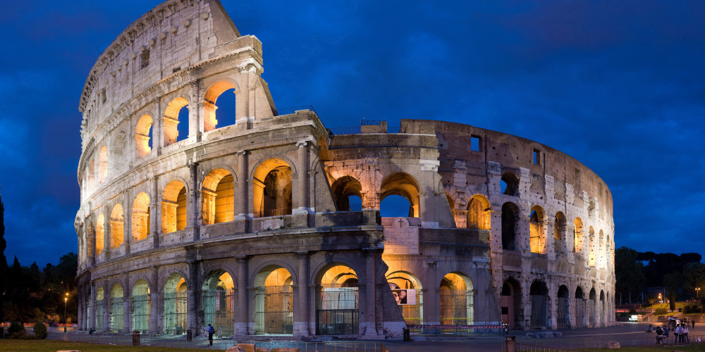 Vue panoramique du Colisée de Rome au crépuscule