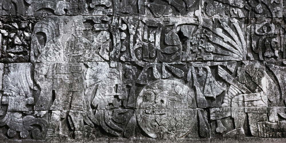 Bas-relief sur le terrain de jeu de balle