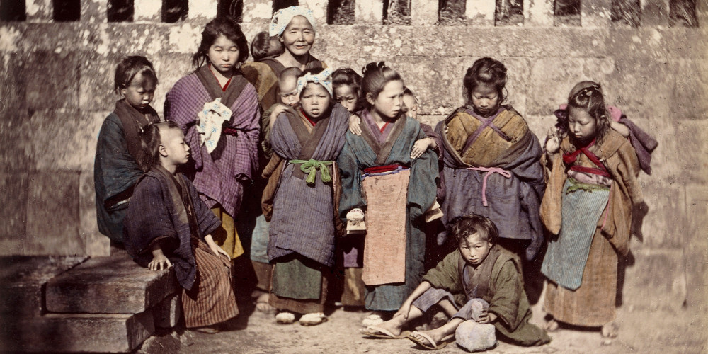 Vieille femme avec un groupe d’enfants 