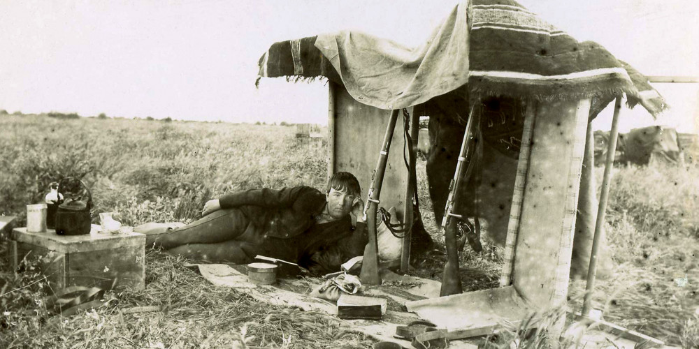 Jane Dieulafoy dans son campement