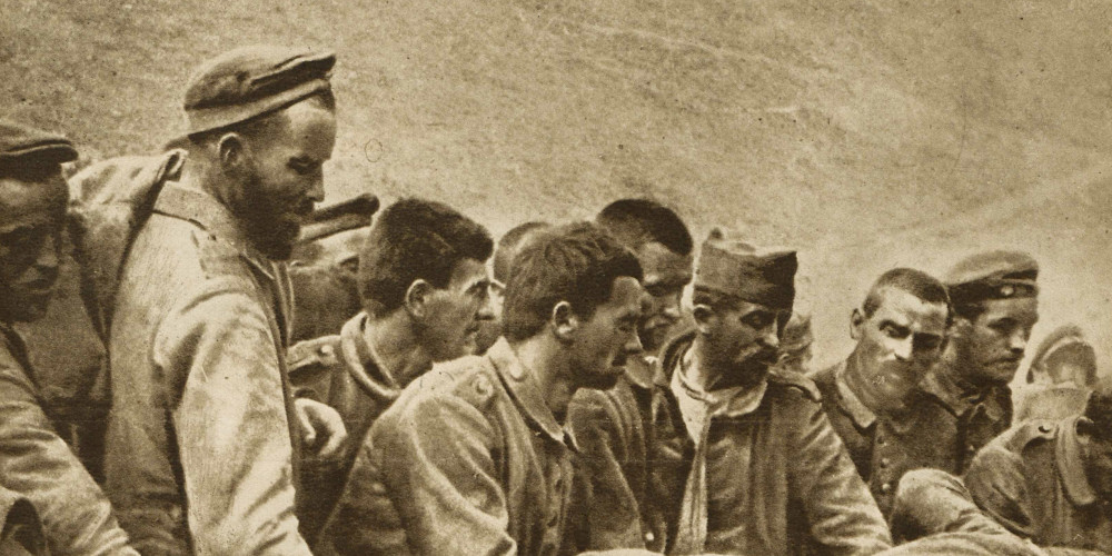 « Assoiffés, épuisés, fiévreux, des prisonniers Allemands boivent à un abreuvoir. »